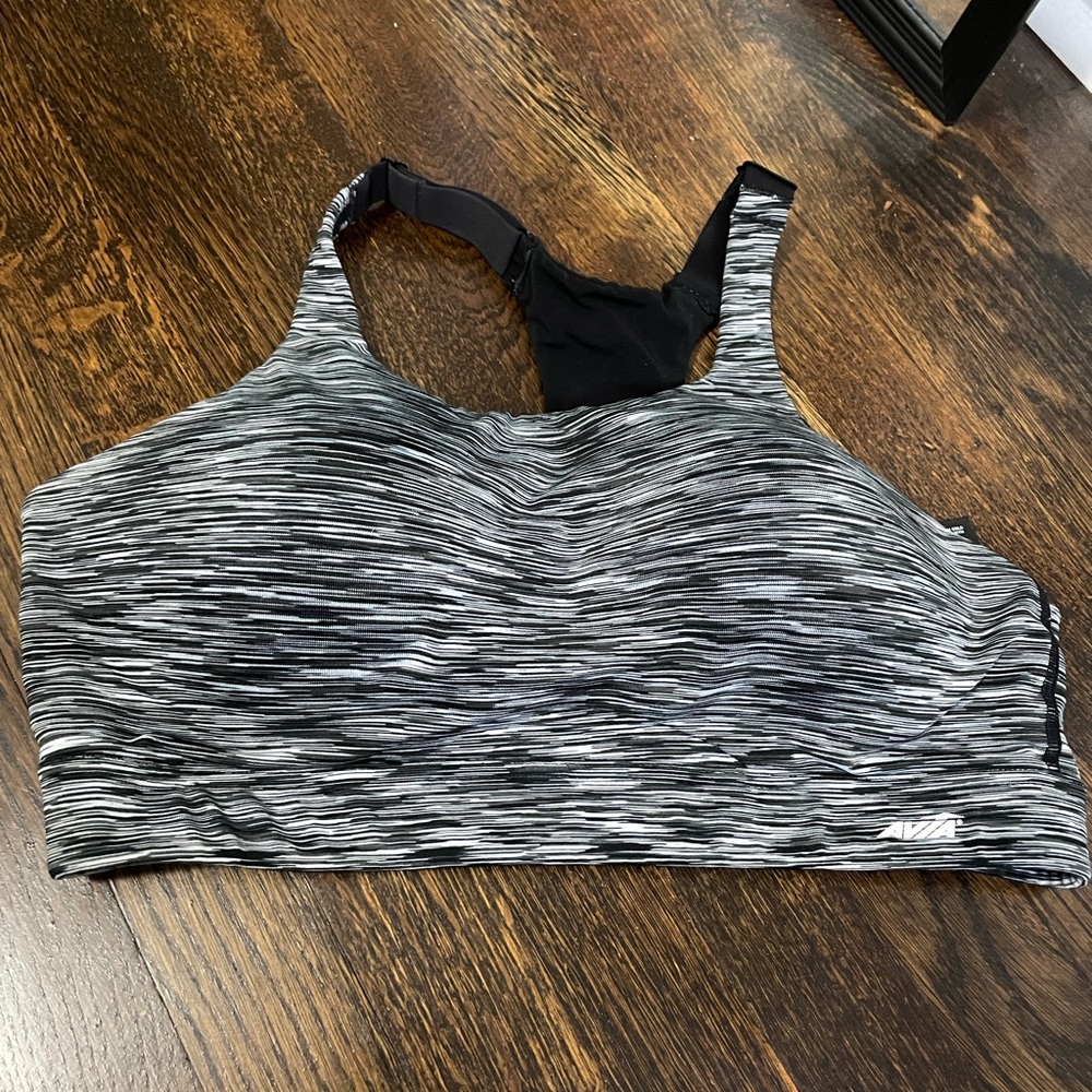 Avia sports bra, hook closure, 36D, non-removable pads